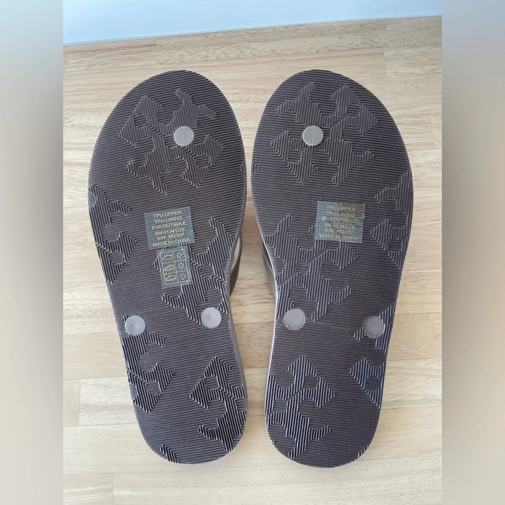 NWT Tory Burch Kira Padded Flip Flop - Color:
Mountain Gray / Silver, Size 8 - Picture 7 of 11